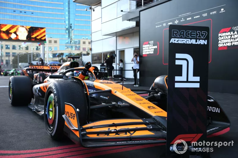 Oscar Piastri, McLaren MCL38, 1ère position, au Parc Ferme