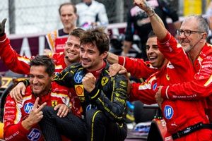 Charles Leclerc, Scuderia Ferrari, 1ª posição, festeja com a sua equipa no Parc Ferme