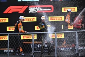 Oscar Piastri, McLaren F1 Team, 2º classificado, Charles Leclerc, Scuderia Ferrari, 1º classificado, Lando Norris, McLaren F1 Team, 3º classificado, spray de champanhe no pódio