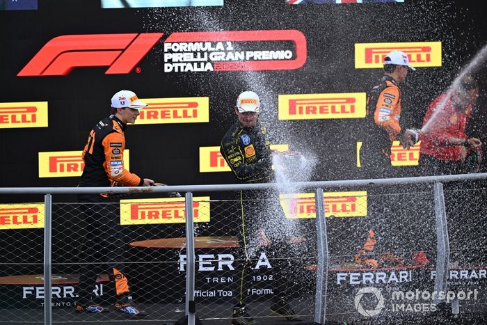 Oscar Piastri, McLaren F1 Team, 2ª posición, Charles Leclerc, Scuderia Ferrari, 1ª posición, Lando Norris, McLaren F1 Team, 3ª posición, spray Champagne en el podio.
