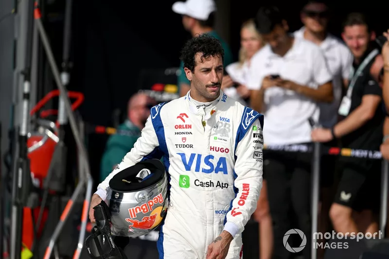 Daniel Ricciardo, Visa Cash App RB F1 Team, descend la voie des stands 