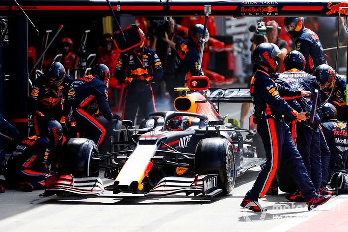 Pierre Gasly, Red Bull Racing RB15, pit stop