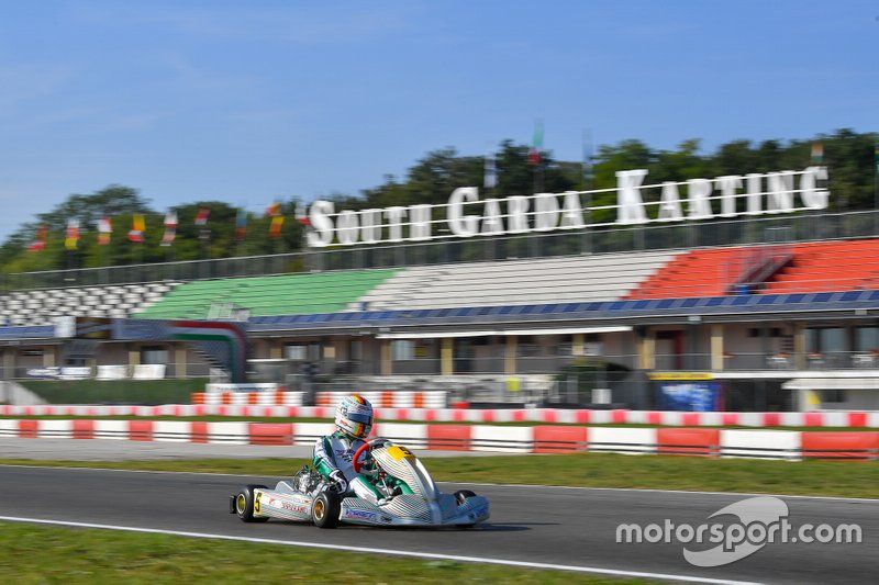 Sebastian Vettel probando con Tony Kart