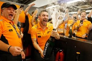 Andrea Stella, Diretor de Equipa da McLaren F1 Team, a equipa McLaren celebra a conquista do título de Construtores
