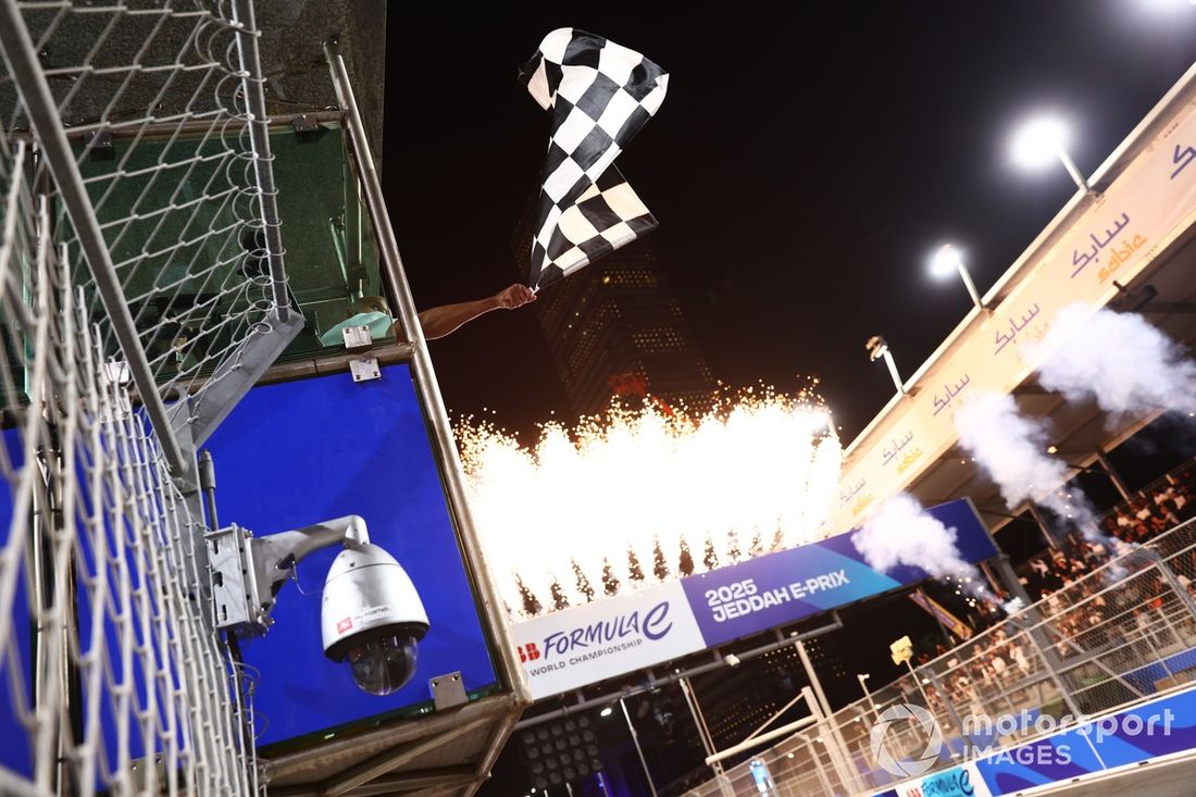 Chris Eubank Jr macha flagą w szachownicę