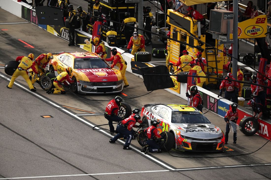William Byron, Hendrick Motorsports Chevrolet, Joey Logano, Team Penske Ford