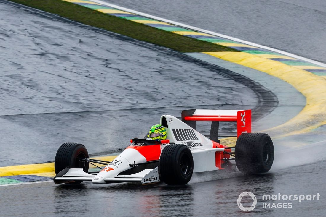 Lewis Hamilton conduce el McLaren MP4/5B de Ayrton Senna