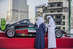 الشيخ نهيان بن مبارك آل نهيان وزير الثقافة والشباب الإماراتي مع محمّد بن سليّم، رئيس نادي السياحة