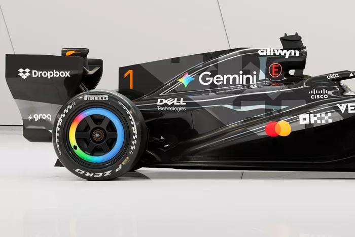 طلاء سيارة McLaren MCL40 في اختبار برشلونة 