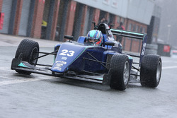 Billy Monger fa il suo ritorno in una monoposto testando una Carlin MSV Formula 3