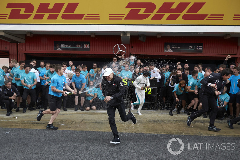 Hamilton tarolt a Mercedesszel Barcelonában - F1 2018