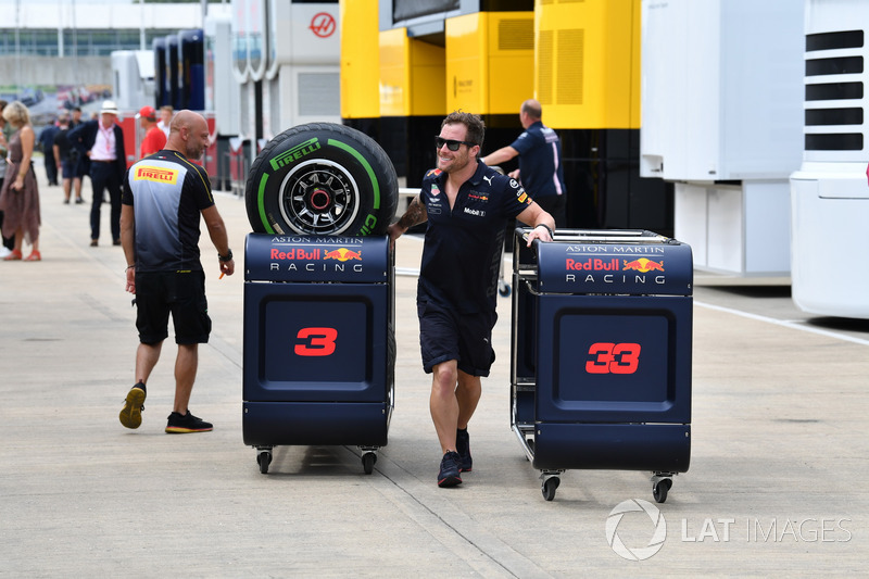 Mekanik Red Bull Racing dengan ban Pirelli