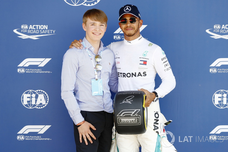 Billy Monger bersama Lewis Hamilton, Mercedes AMG F1