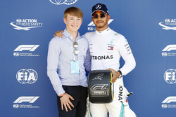 Billy Monger consegna al poleman Lewis Hamilton, Mercedes AMG F1, il Pirelli Pole Position Award