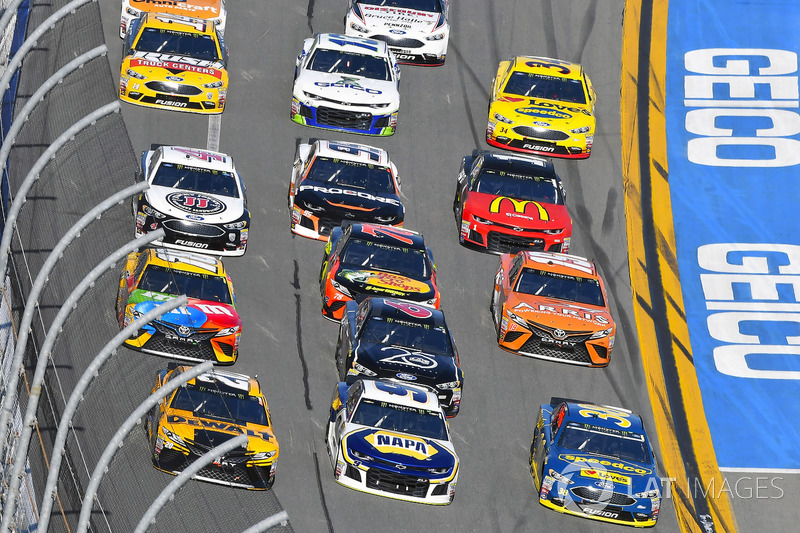 Erik Jones, Joe Gibbs Racing Toyota, Chase Elliott, Hendrick Motorsports Chevrolet Camaro en David Ragan, Front Row Motorsports Ford Fusion