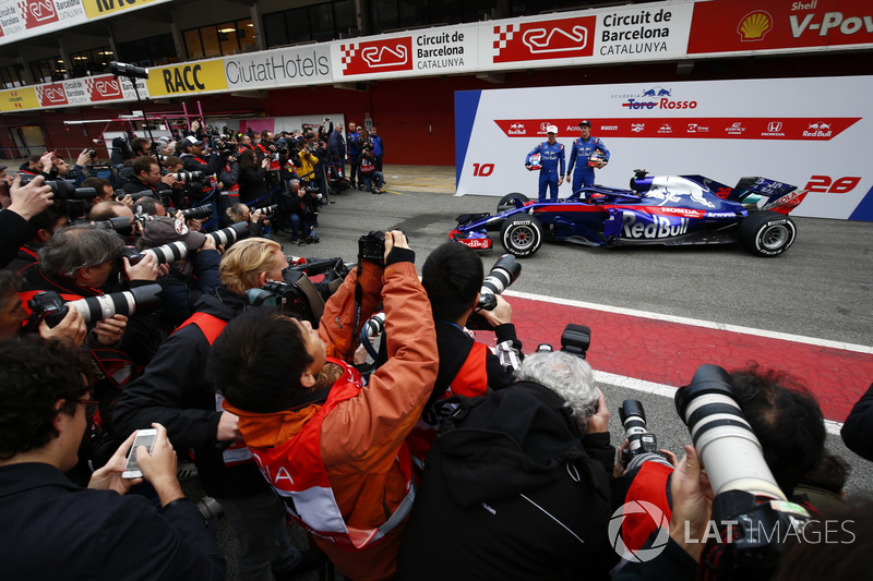 Гонщики Scuderia Toro Rosso Пьер Гасли и Брендон Хартли, автомобиль STR13