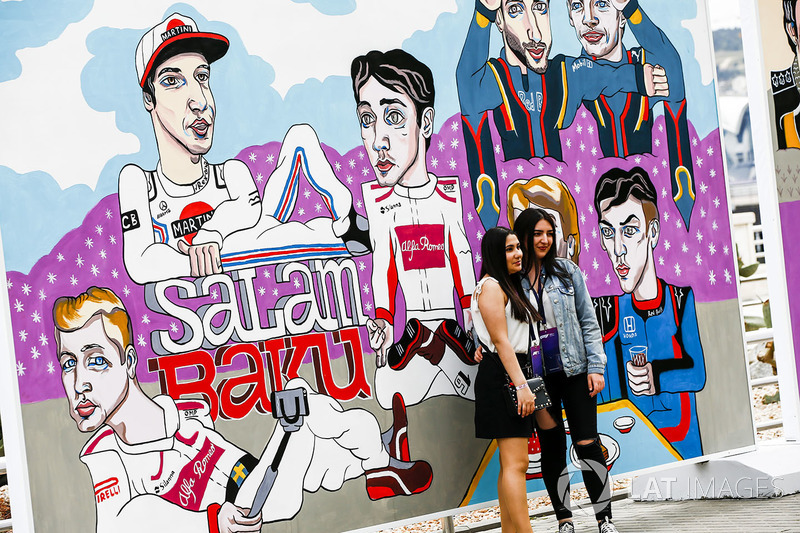 Fans di depan mural gambar Marcus Ericsson, Sauber, Lance Stroll, Williams Racing, dan Charles Leclerc, Sauber