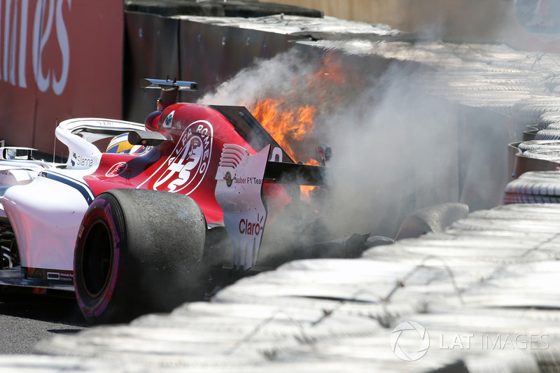 Marcus Ericsson, Sauber C37 va a sbattere nelle FP1 e prende fuoco