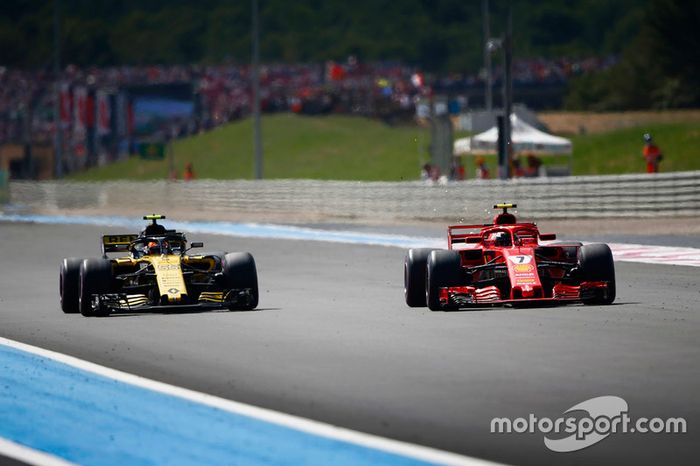 Kimi Raikkonen, Ferrari SF71H, supera a Carlos Sainz Jr., Renault Sport F1 Team R.S. 18