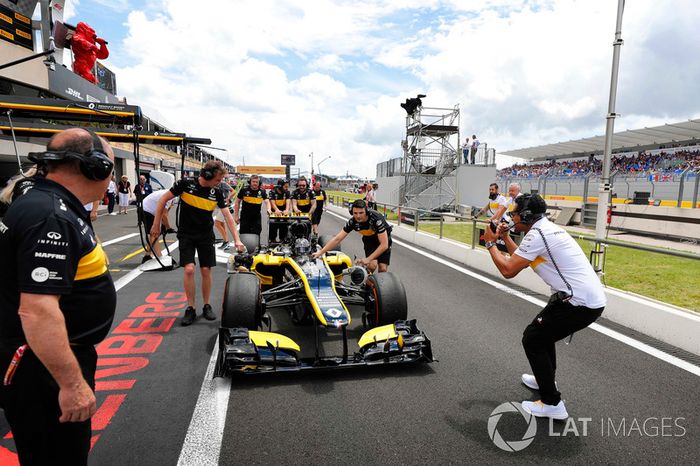 Aseel Al-Hamad, se prepara para conducir el F1 E20 de Renault de 2012 en el Renault Passion Parade