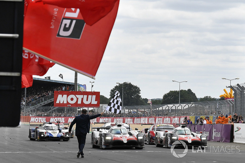 Les vainqueurs #8 Toyota Gazoo Racing Toyota TS050: Sébastien Buemi, Kazuki Nakajima, Fernando Alonso franchissent la ligne