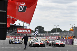 Winnaars #8 Toyota Gazoo Racing Toyota TS050: Sébastien Buemi, Kazuki Nakajima, Fernando Alonso passeert de finishvlag
