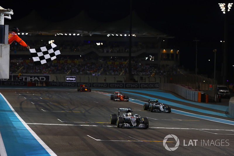 Lewis Hamilton, Mercedes F1 W07 Hybrid, se lleva la bandera a cuadros detrás Nico Rosberg, Mercedes 