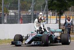 Lewis Hamilton, Mercedes-AMG F1 W09 detenido en la pista