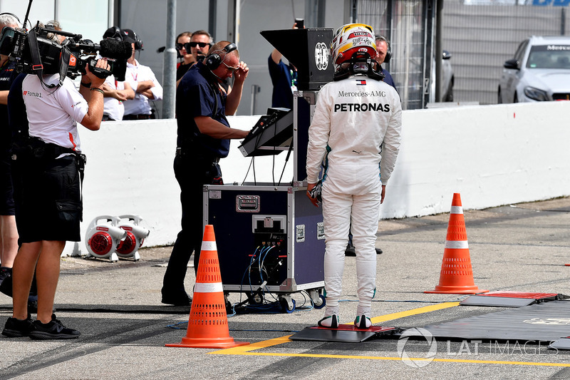 Lewis Hamilton, Mercedes-AMG F1 camina después de detenerse en la pista