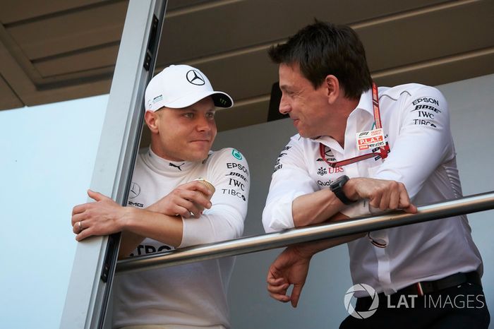 Valtteri Bottas, Mercedes AMG F1, con Toto Wolff, director ejecutivo de Mercedes AMG
