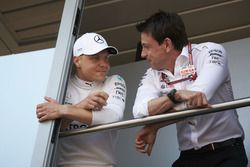 Valtteri Bottas, Mercedes AMG F1, with Toto Wolff, Executive Director (Business), Mercedes AMG