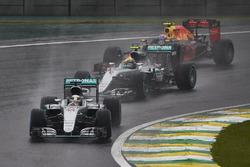 Lewis Hamilton, Mercedes F1 W07 Hybrid, Nico Rosberg, Mercedes F1 W07 Hybrid, Max Verstappen, Red Bu