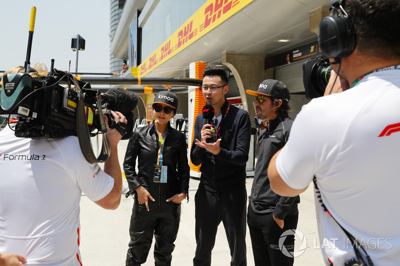 Actriz Carina Lau y Fernando Alonso, McLaren