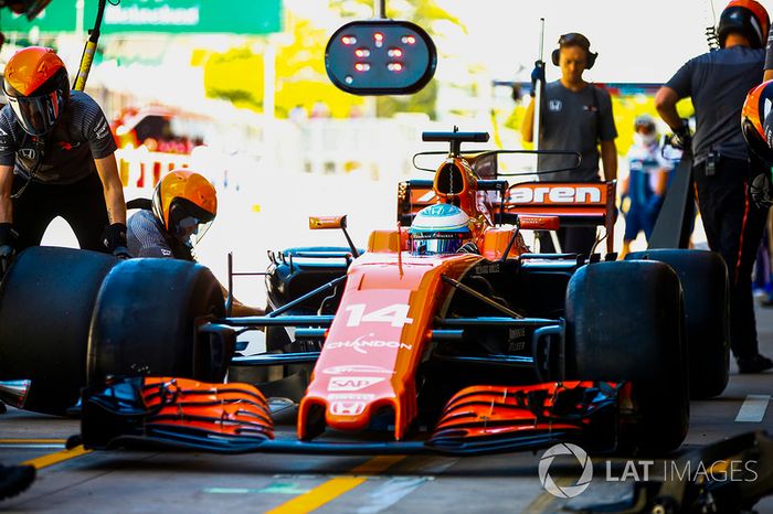 Fernando Alonso, McLaren MCL32 en pits