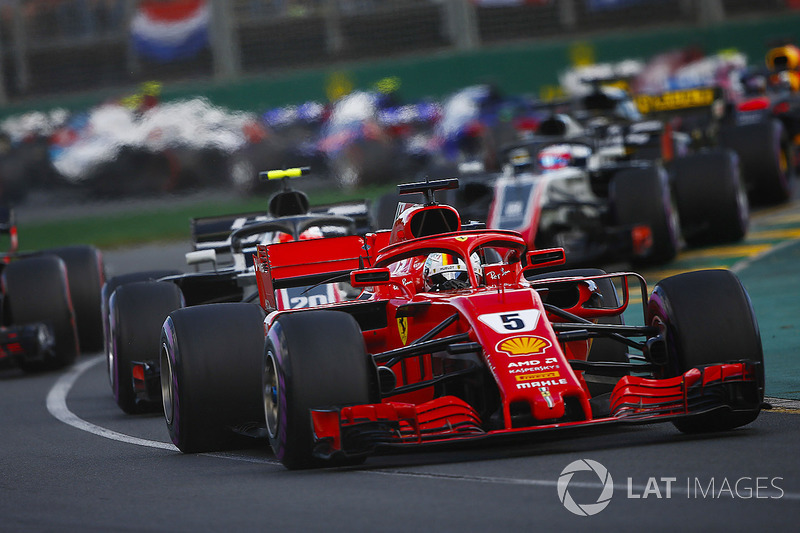 Sebastian Vettel, Ferrari SF71H, Kevin Magnussen, Haas F1 Team VF-18 Ferrari, Max Verstappen, Red Bull Racing RB14 Tag Heuer, Romain Grosjean, Haas F1 Team VF-18 Ferrari, e il resto del gruppo alla partenza