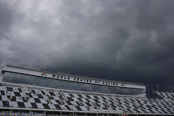Dunkle Regenwolken über dem Daytona International Speedway