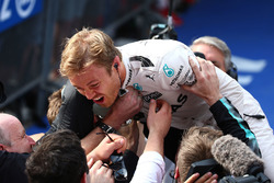 Победитель - Нико Росберг, Mercedes AMG F1 Team в закрытом парке