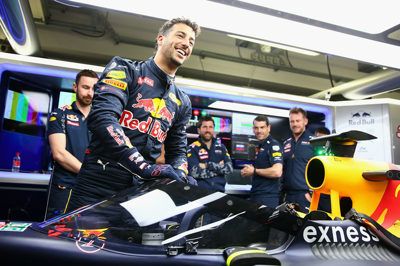 Daniel Ricciardo, Red Bull Racing RB12 Sube al auto con el aeroscreen