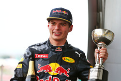 Max Verstappen, Red Bull Racing celebra su segunda posicion en el podio