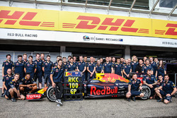 Daniel Ricciardo, Red Bull Racing, feiert den 100. Grand Prix mit dem Team