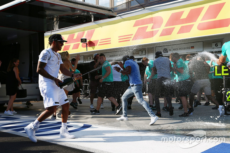 Lewis Hamilton, Mercedes AMG F1 Team celebrates with the team