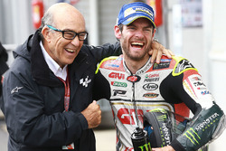 Racewinnaar Cal Crutchlow, Team LCR Honda met Carmelo Ezpeleta, CEO van Dorna