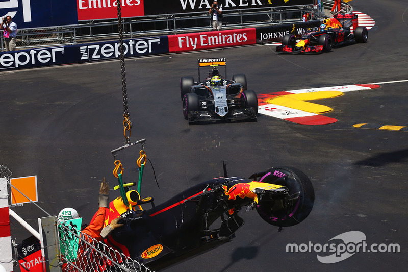 Max Verstappen, Red Bull Racing RB12 va a sbattere in qualifica