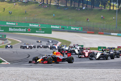 Daniel Ricciardo, Red Bull Racing RB12 alla partenza della gara