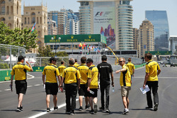 Kevin Magnussen en Esteban Ocon, Renault Sport F1 Team, wandelen op het circuit met het team