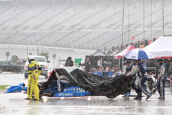 Chip Ganassi Racing miembros de la tripulación en la lluvia