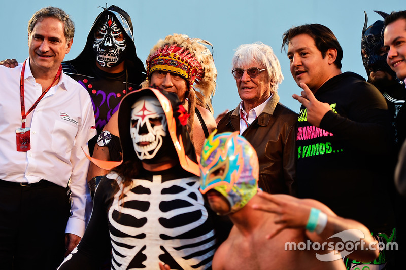 Bernie Ecclestone, con luchadores mexicanos