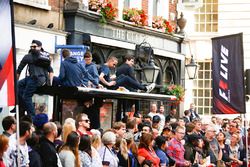 Los fanáticos suben un cobertizo para una mejor vista