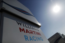 Логотипы Williams и Martini на моторхоуме команды