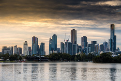Vista dello skyline di Melbourne dalle sponde del lago dell'Albert Park